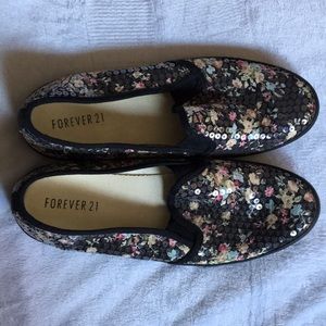 Floral slip on shoes 🌸🌸